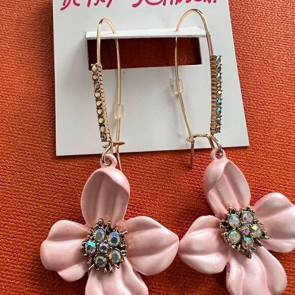 🩷 Betsey Johnson New stunning dangle pink flower earrings 🩷 - Picture 5 of 7